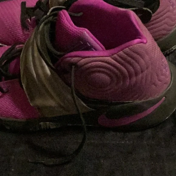 Men’s size 10 Nike Kyrie Basketball Shoes - Picture 7 of 16